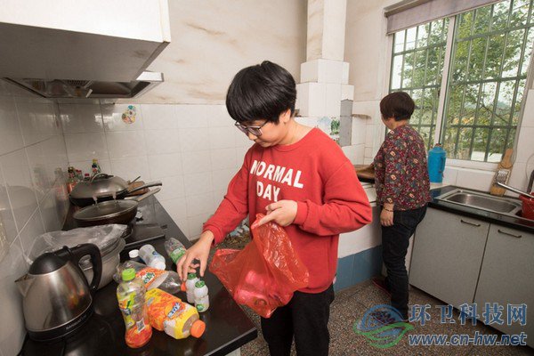 10月30日，在道場(chǎng)鄉(xiāng)錢(qián)山下村，村民在家中進(jìn)行垃圾初分初揀。