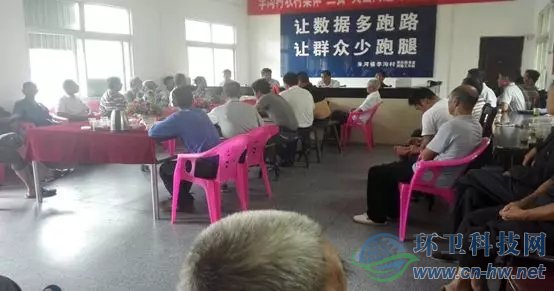 常紀(jì)文到村委會(huì)給村黨支部、村委會(huì)和村民理事會(huì)代表講解農(nóng)村垃圾分類